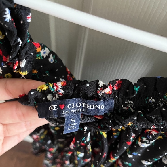 BLACK FLOWER RUFFLE TOP - Picture 3 of 3